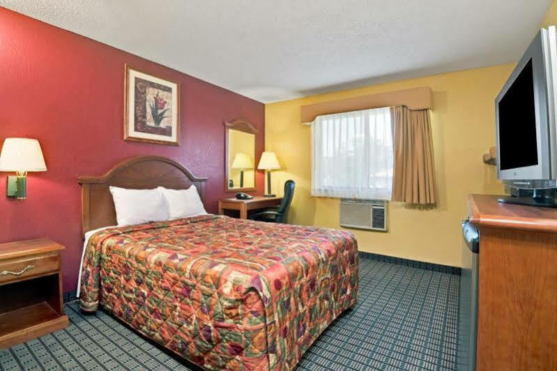 Travelodge By Wyndham Torrington Eksteriør billede